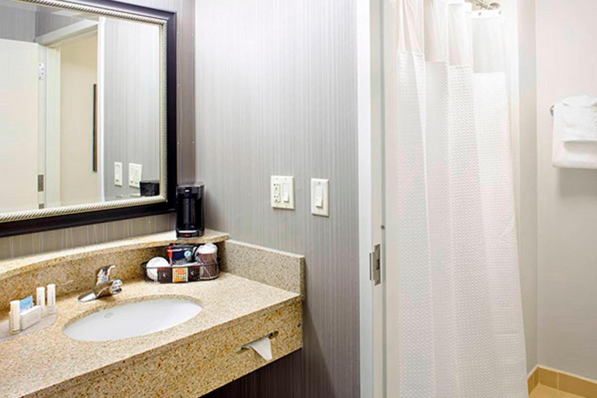 Courtyard By Marriott Akron Stow Bagian luar foto